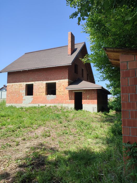 Продам добротний,двоповерховий цегляний будинок(недострой).