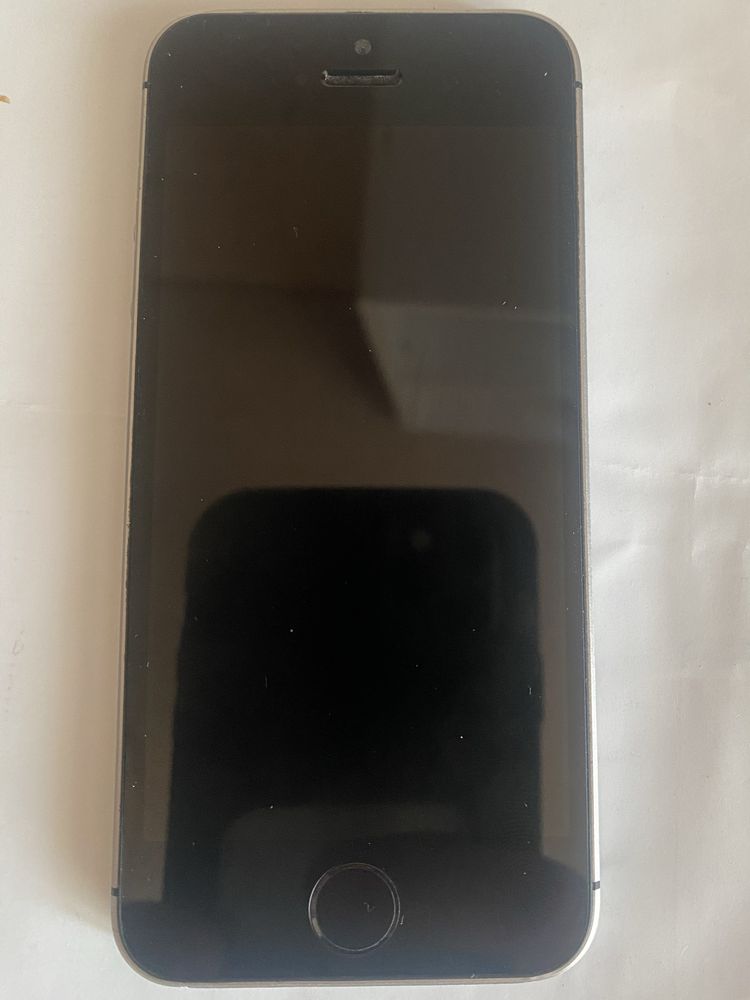 Iphone SE 16 gb 2016 року.