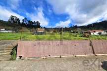 Um terreno em um ambiente natural, com vistas deslumbrantes sobre as m