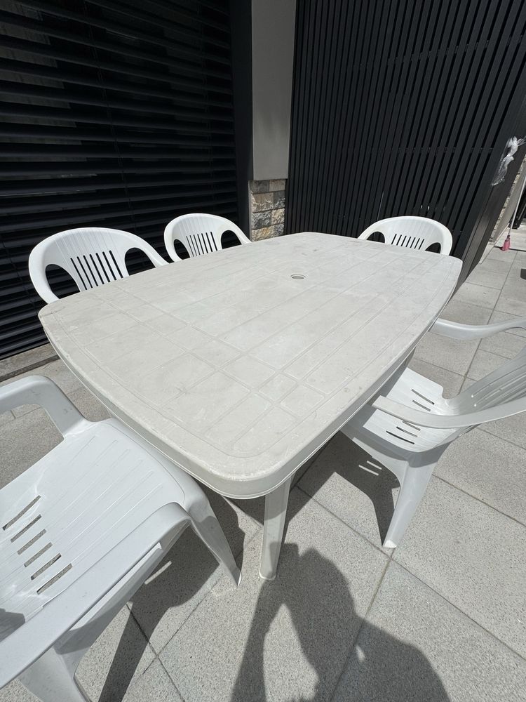 Conjunto de Mesa e Cadeiras de Jardim em Plástico