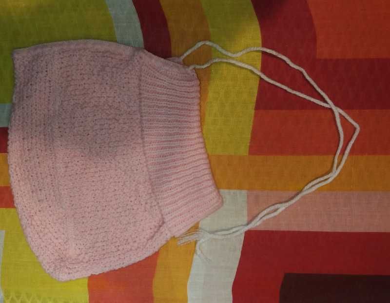 Różowa czapeczka dla niemowlaka