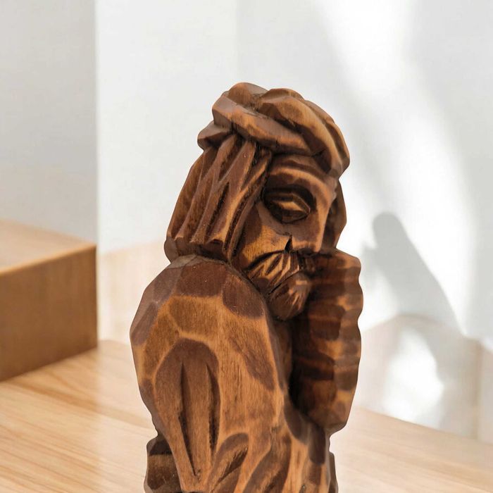 Rzeźba Jezus Chrystus Frasobliwy 20 cm Jasny Brąz Lewa Dłoń