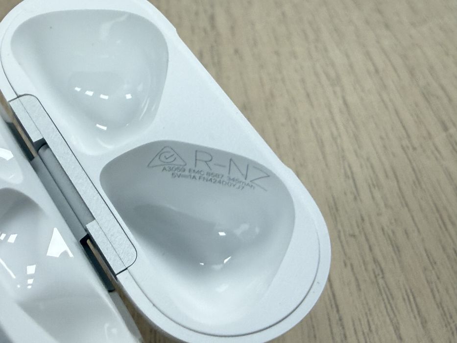 Etui ładujące Apple AirPods 4 z ANC, gwaracncja