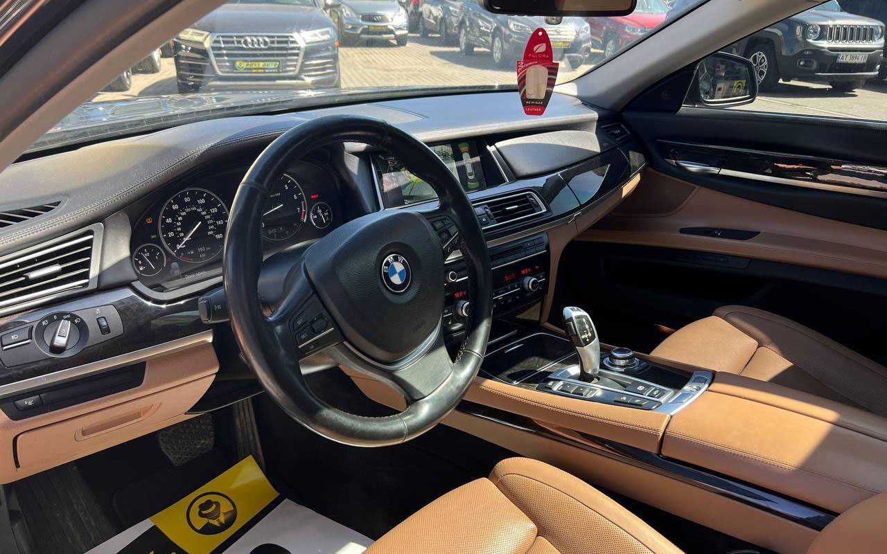 BMW 740 2013 року