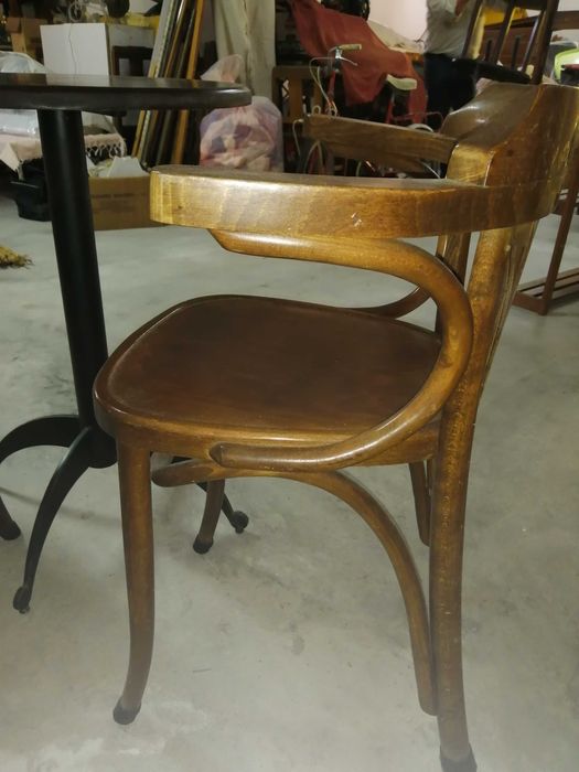 3 Cadeiras e 1 mesa de café elegantes