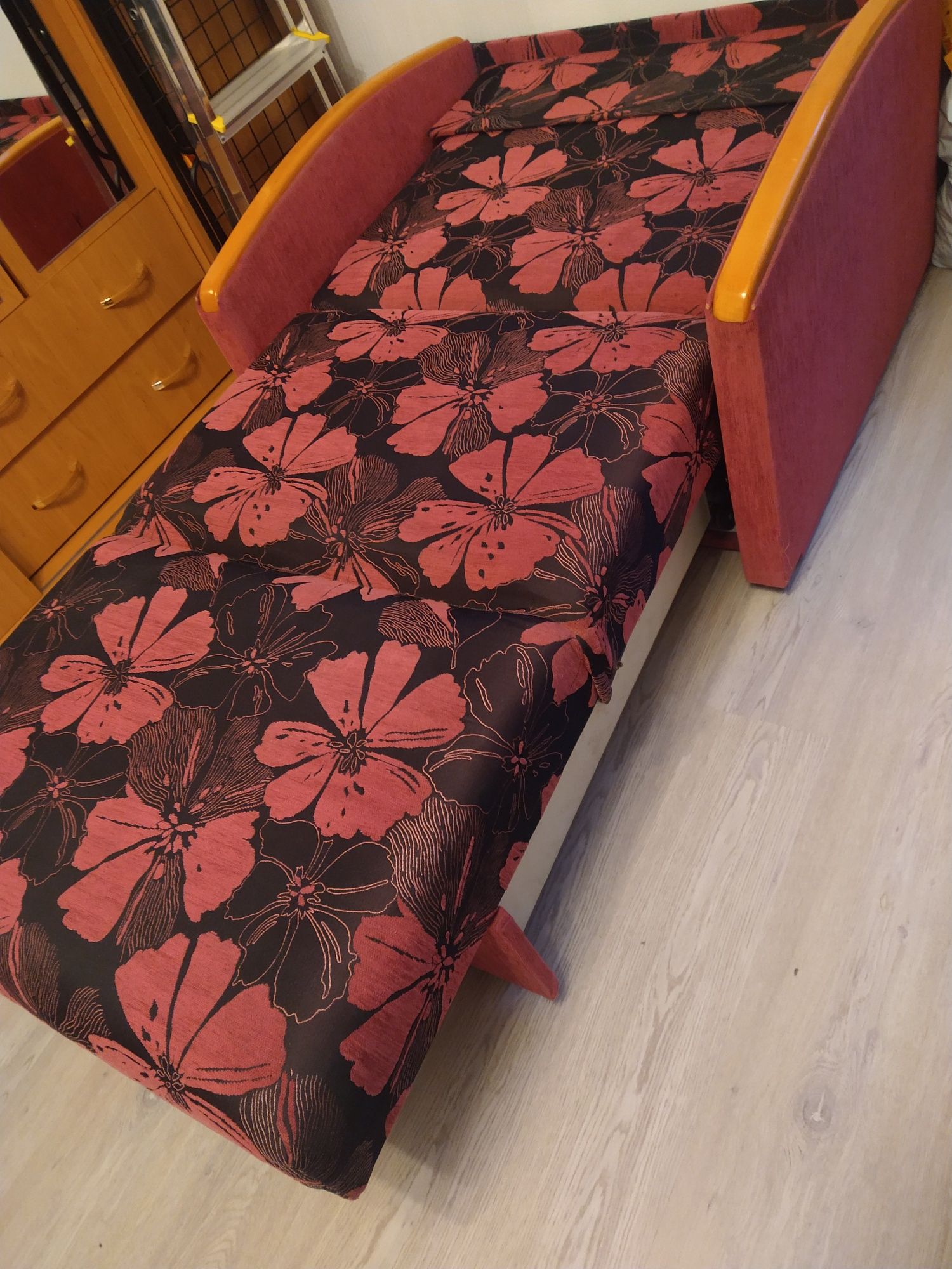 rozkładane łóżko w kwiaty sofa