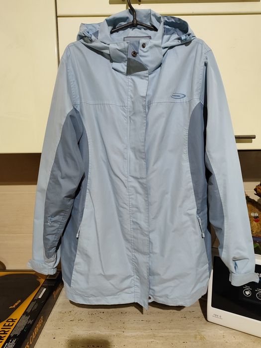 Фірмова жіноча вітровка