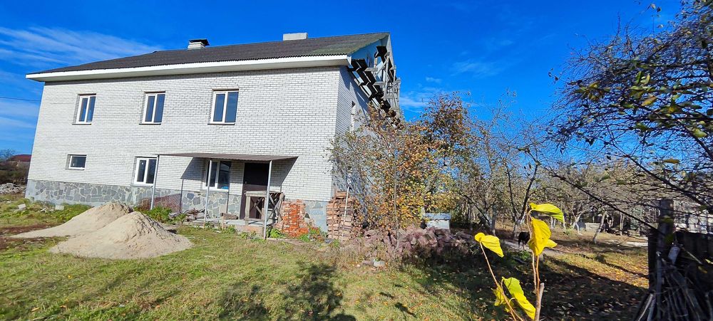 Продам нову половину будинку.Три роздільні кімнати.Два санвузли.Гараж