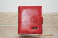 czerwony, skórzany portfel