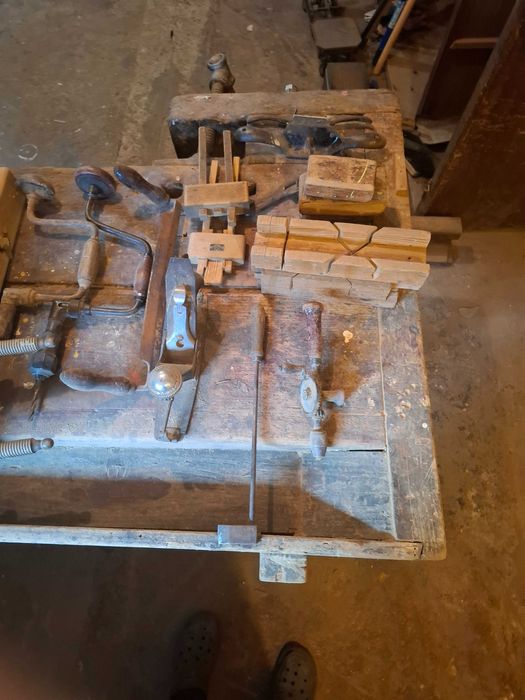 Zabytkowy stół stolarski z narzędziami