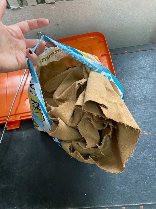 saco com bocado de tecido castanho