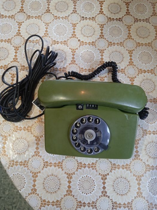 Телефон стаціонарний,дисковий.