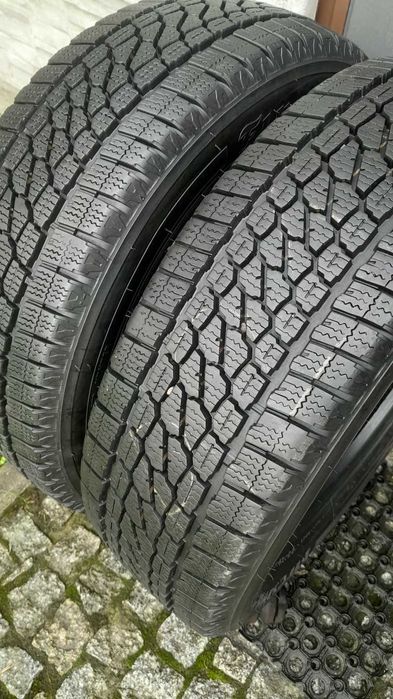 dwie opony zimowe dostawcze Firestone 215/65/16C