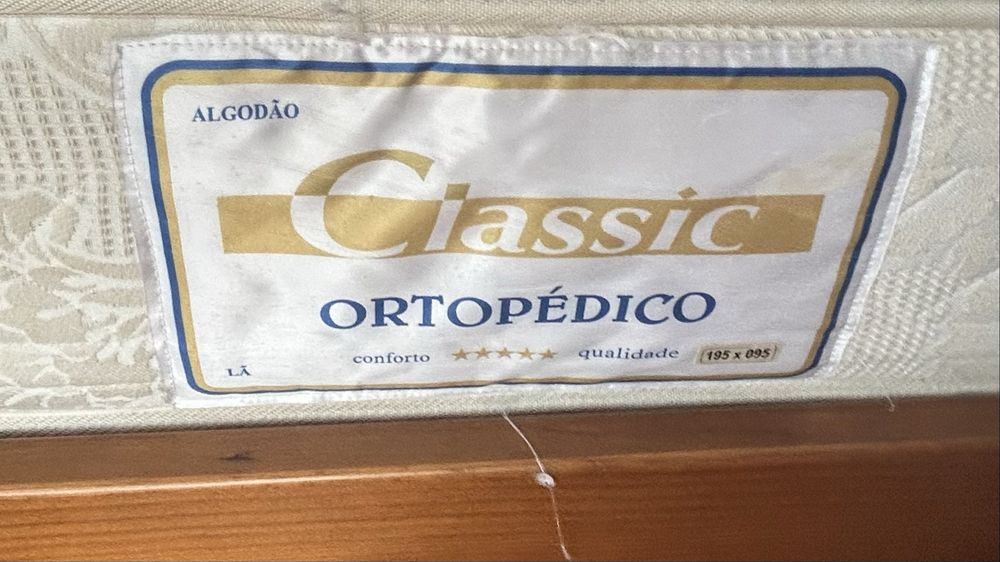 Cama de solteiro em madeira Maciça