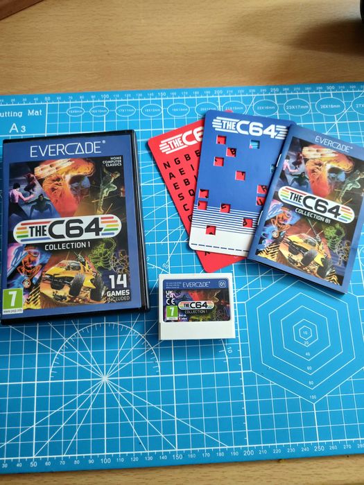 Konsola Evercade Handheld HDMI jak nowa+The C64 Collection 1 + etui