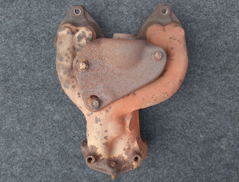 На Mitsubishi Lancer 4, Colt, випускний колектор на 4G15 двигун.