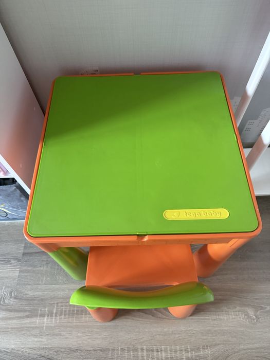 Продам дитячий стіл зі стільцями