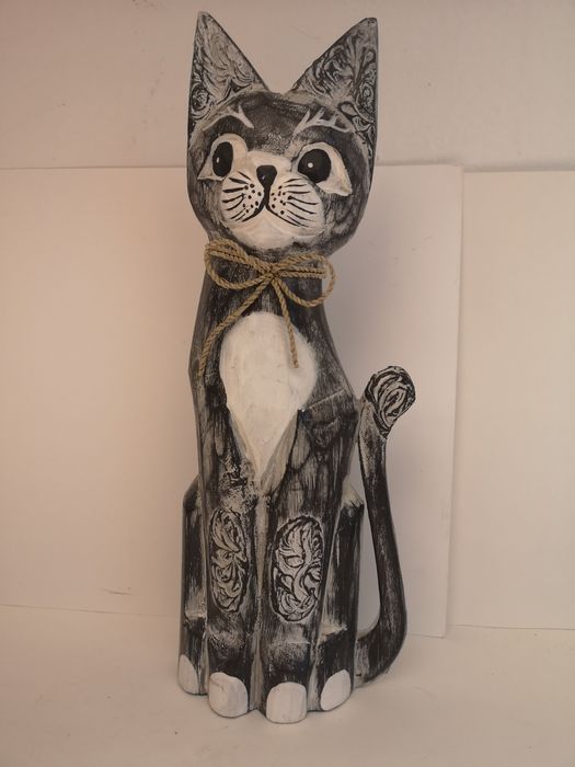 Drewniana rzeźba kota