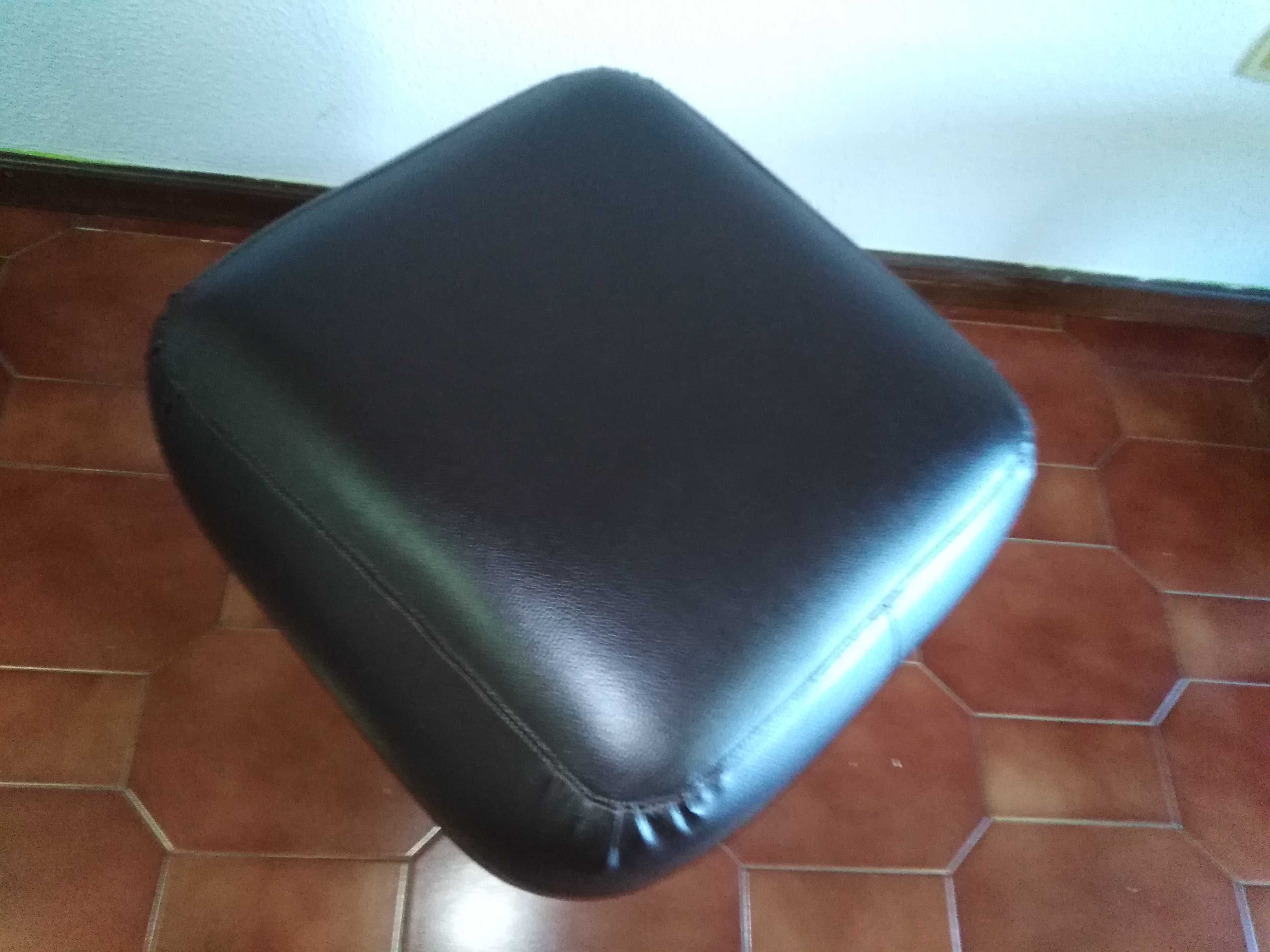 Puff em Couro Sintético Castanho Escuro