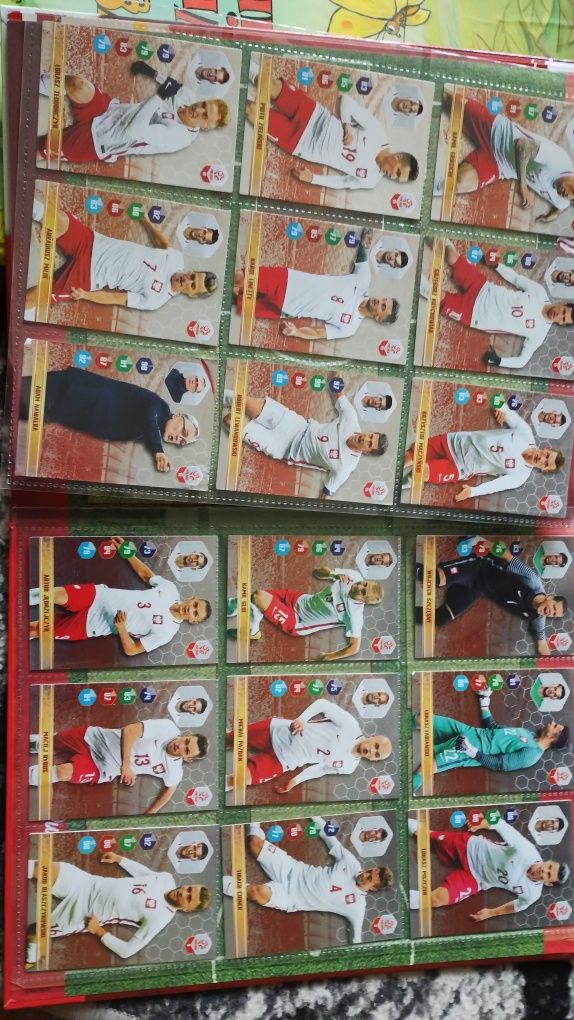 Kolekcjonerskie karty piłkarskie całą książka