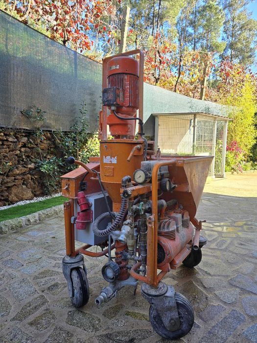 Máquina de projetar trifásica