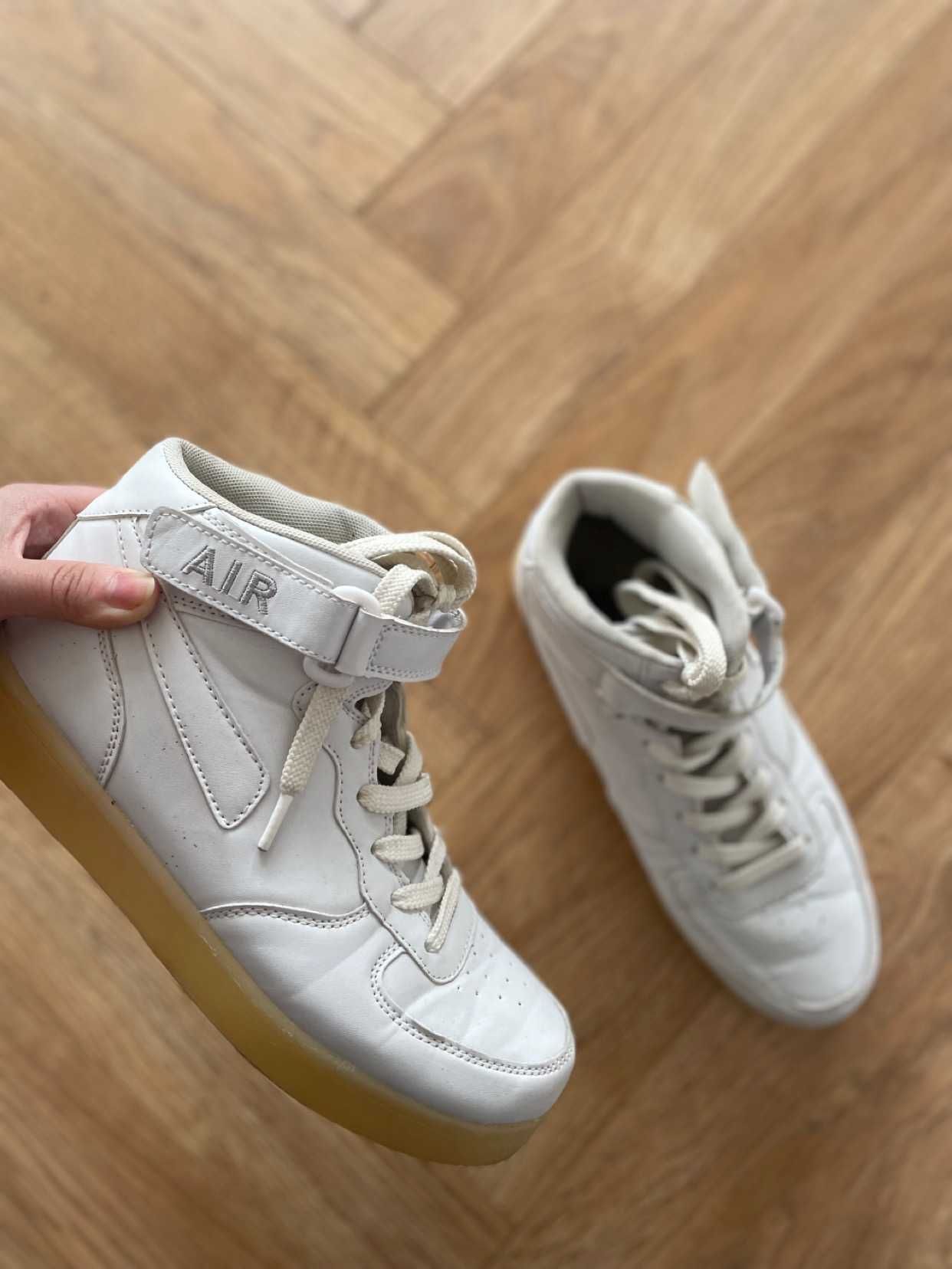 Białe buty, sneakearsy