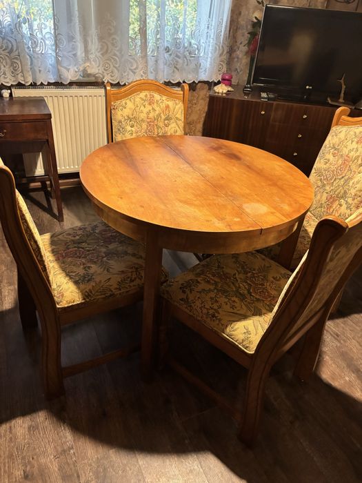 Srzedam komplet: Stół z 4 krzesłami