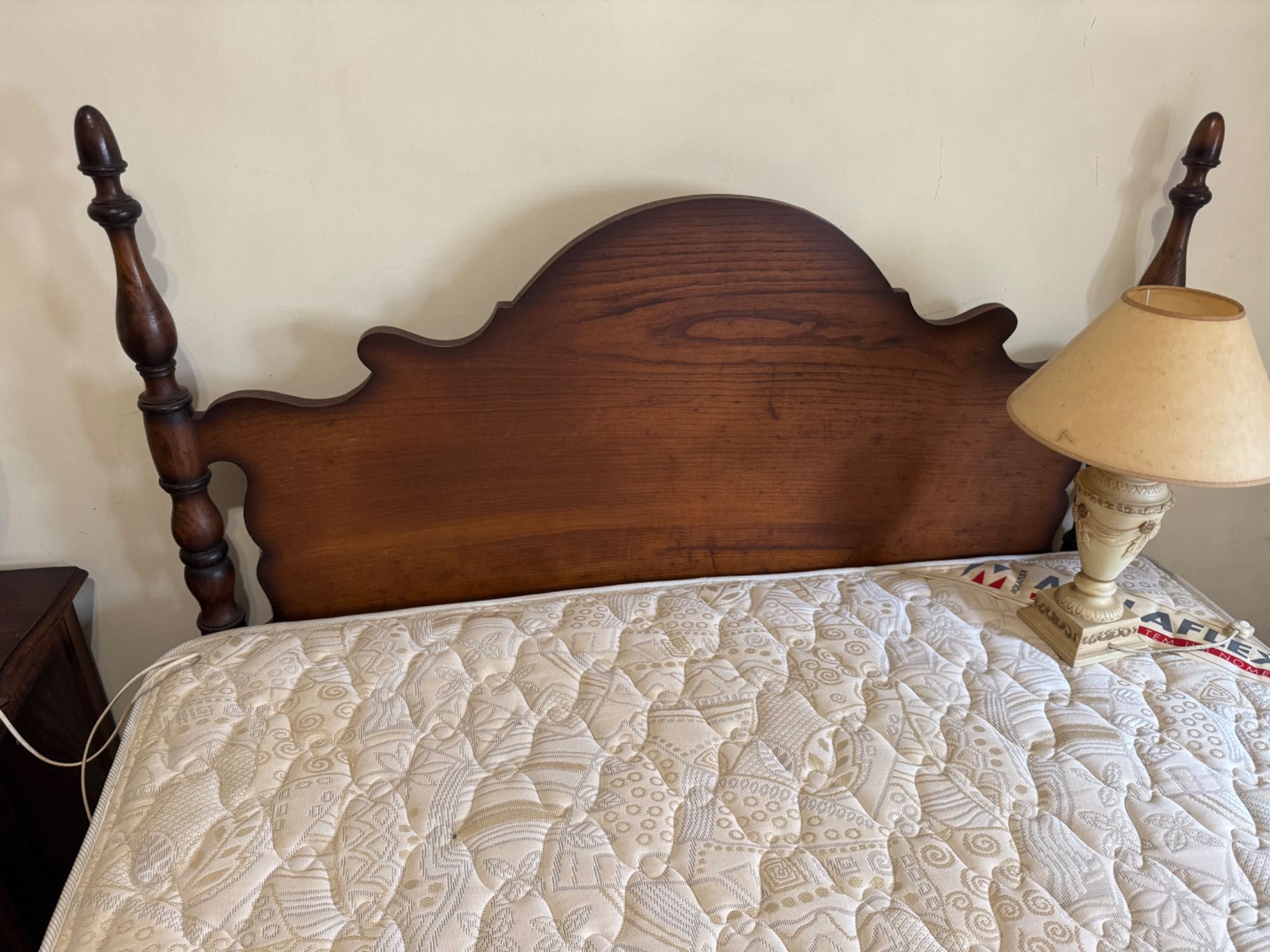 Cama, roupeiro, cómoda e mesinha cabeçeira