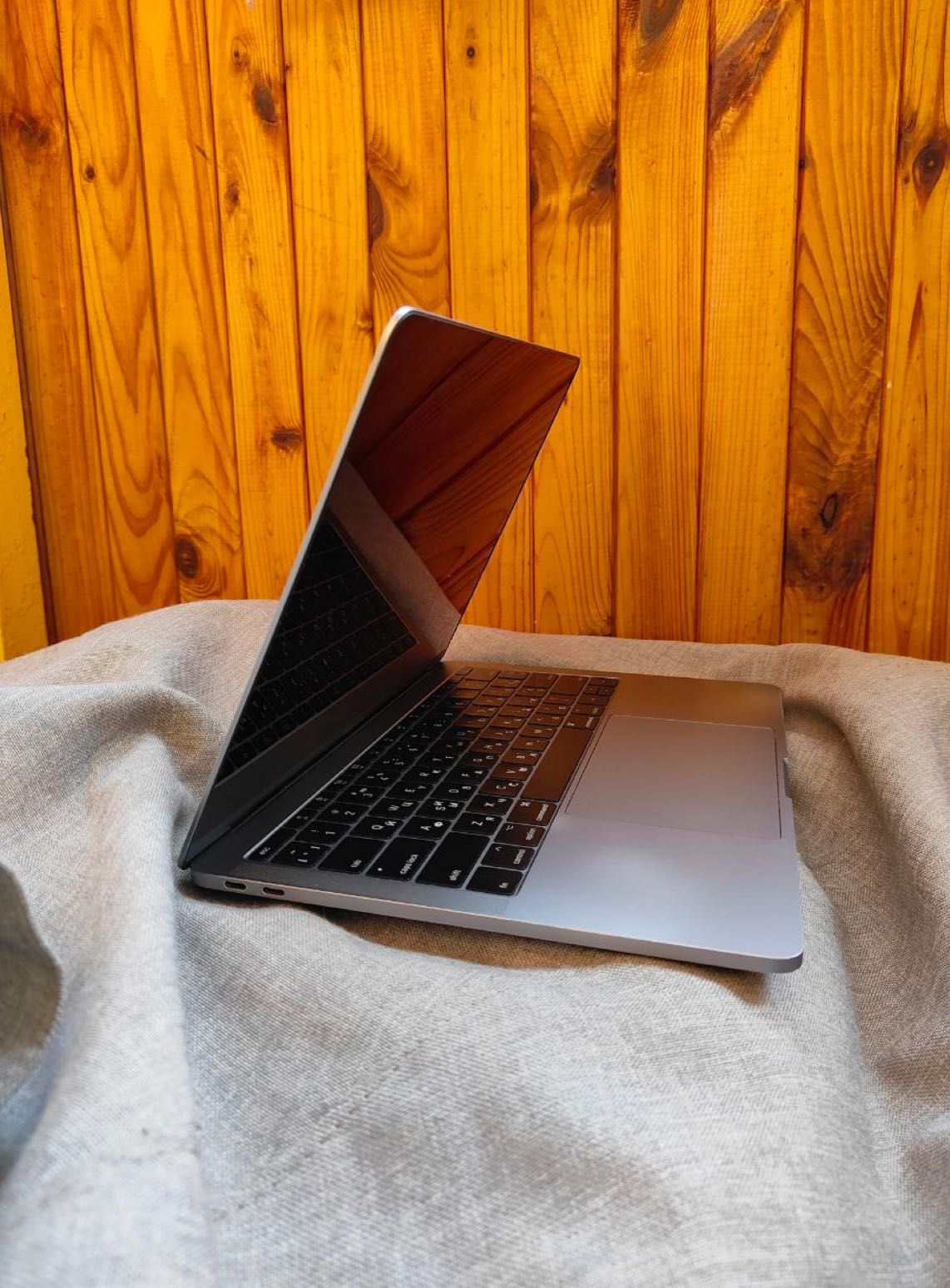 Продам MacBook Pro 13  2017 (Silver, 8/256 ГБ, A1708)