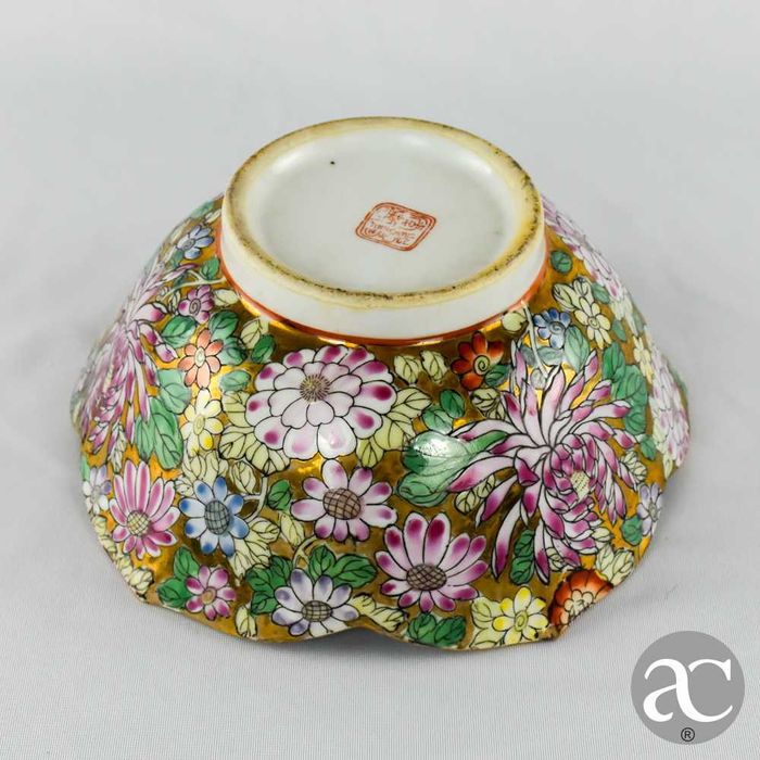 Taça China, “Mille Fleurs”, bordo flor de lótus recortado, circa 1960