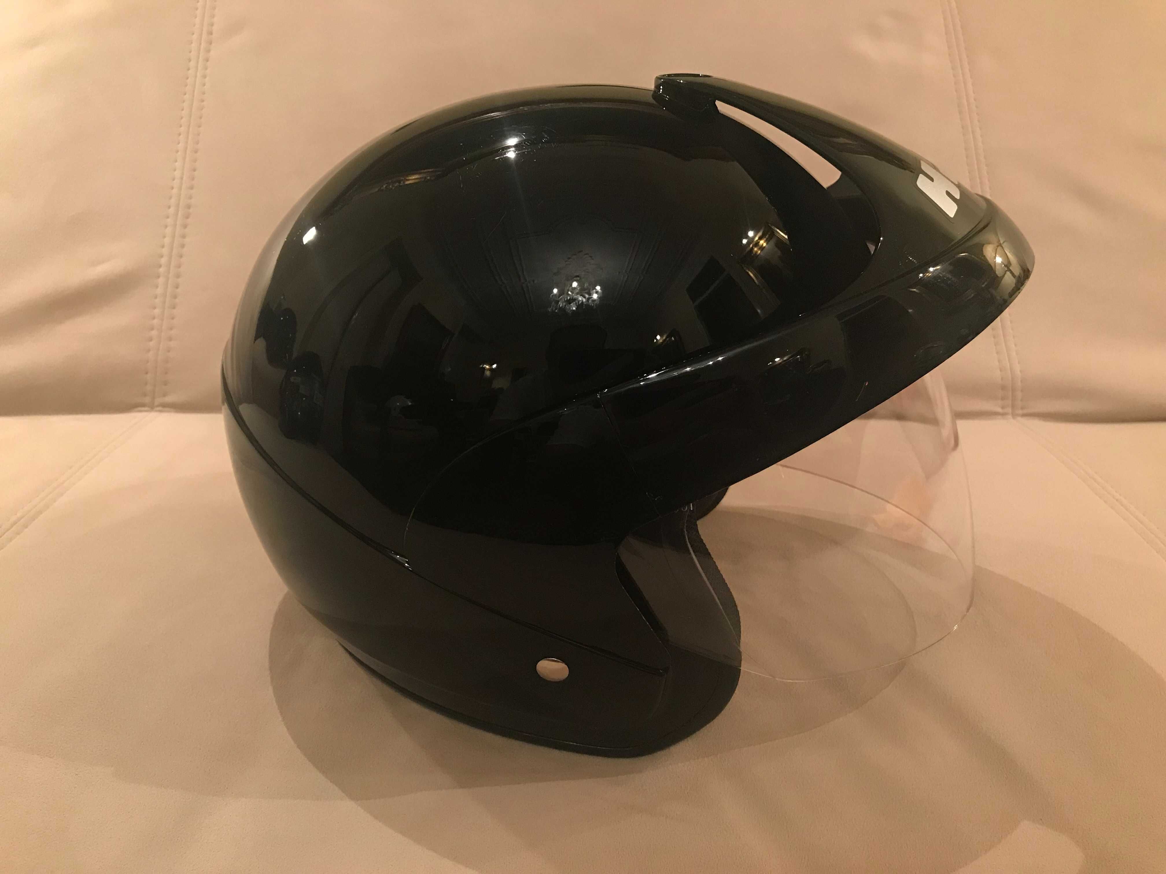 Capacete marca HJC aberto com viseira