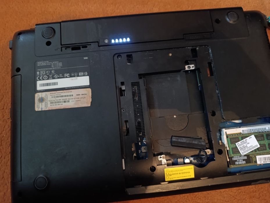 Ноутбук Samsung np300e5a