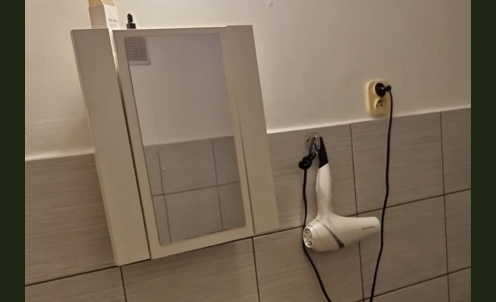 Szafka łazienkowa z lusterem