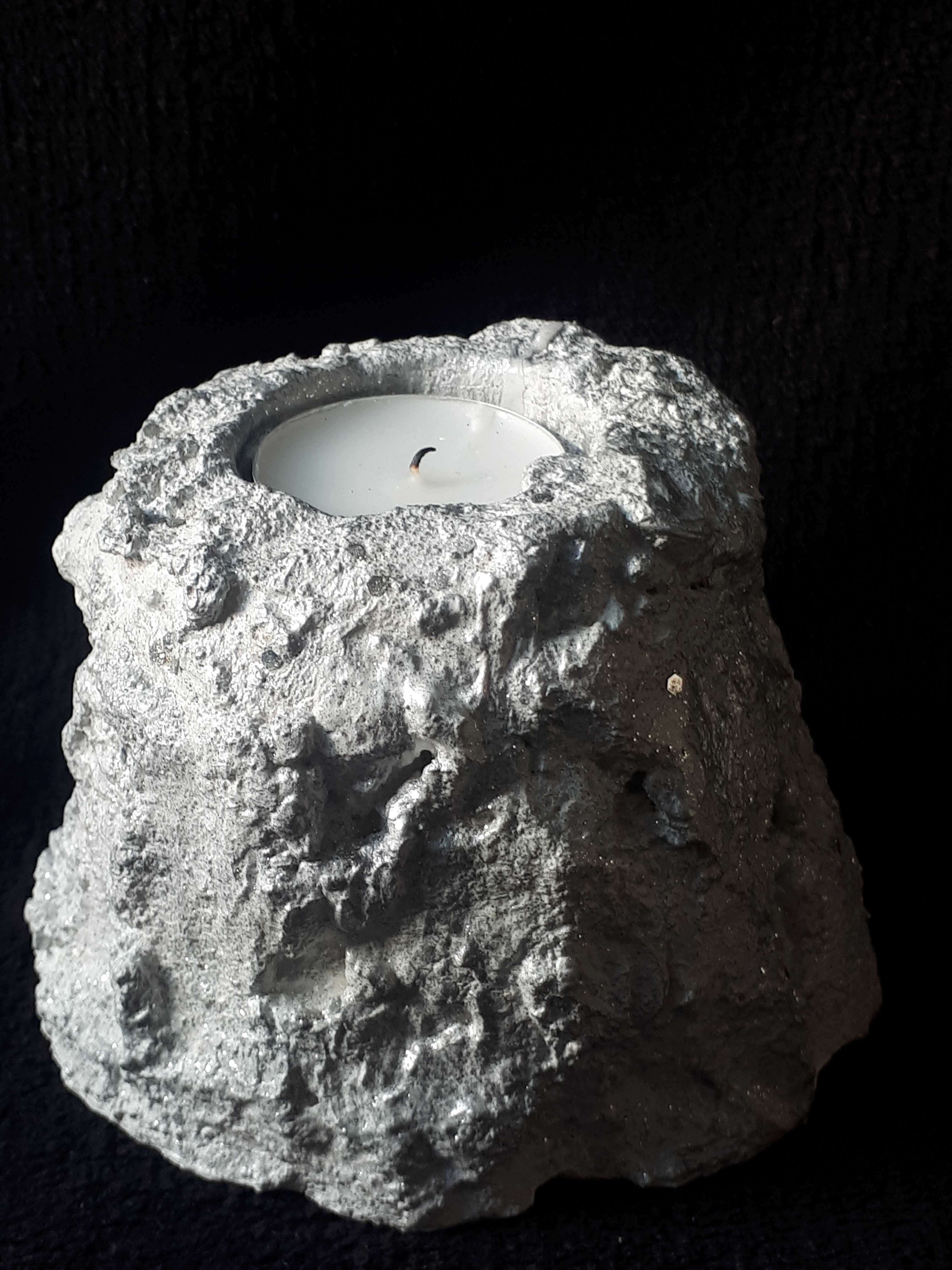 Świecznik ozdobny biało srebrny kamień - 019