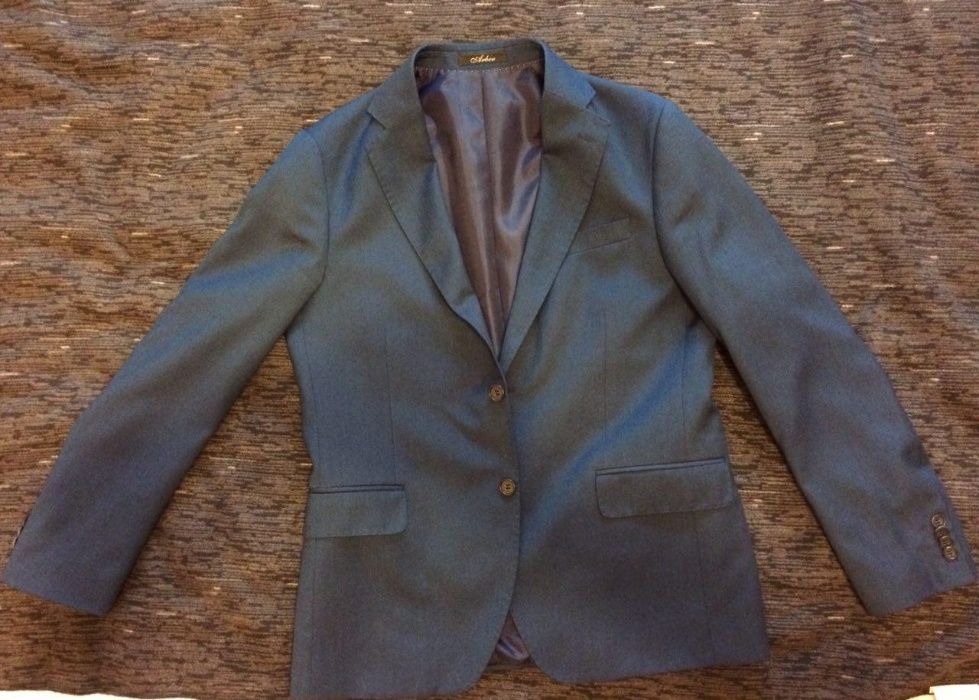 Чоловічий костюм в ідеальному стані