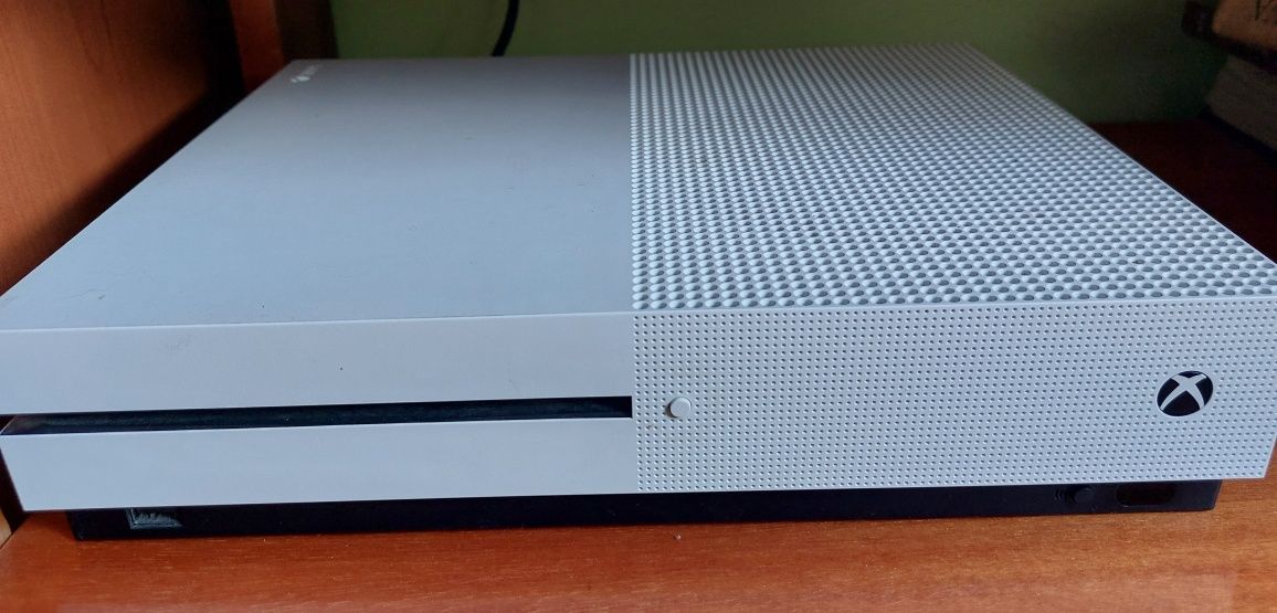 konsola Xbox One S z pełnym okablowaniem (odbiór osobisty)
