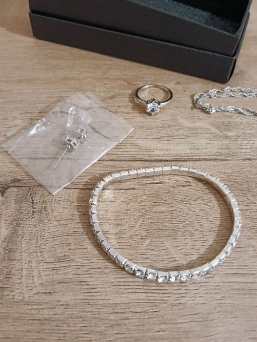 Conjunto 1 pulseira, 1 par de brincos, 1 colar e 1 anel