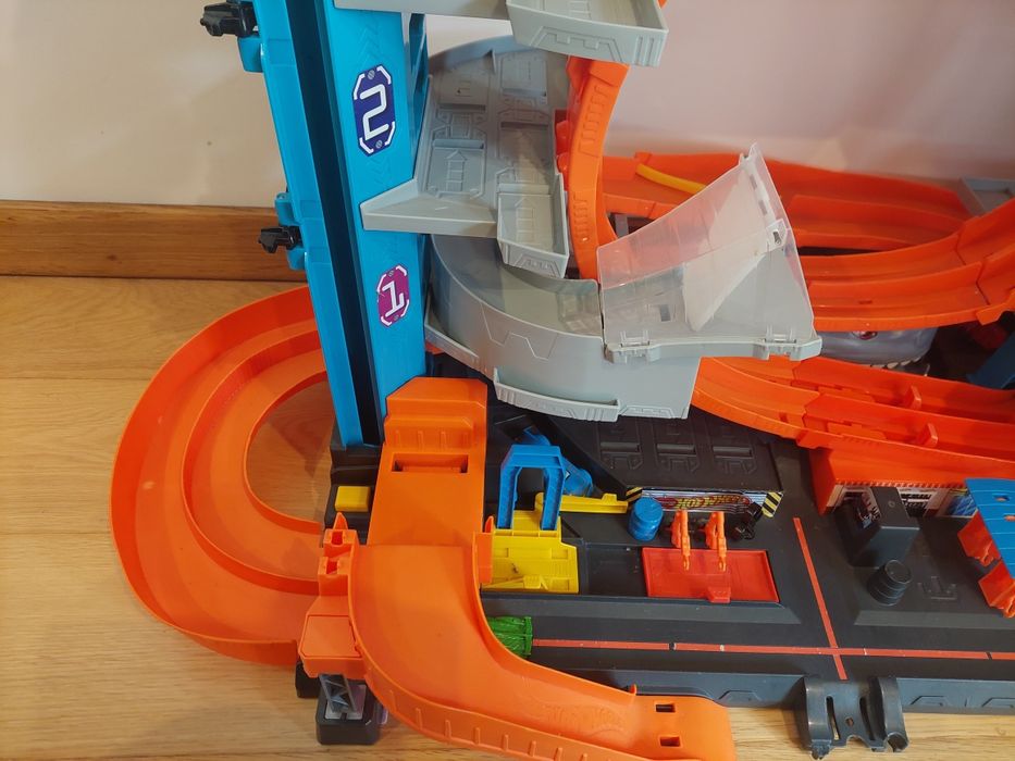 Pista Hotwheels Ultimate Garage Tubarão em perfeito estado