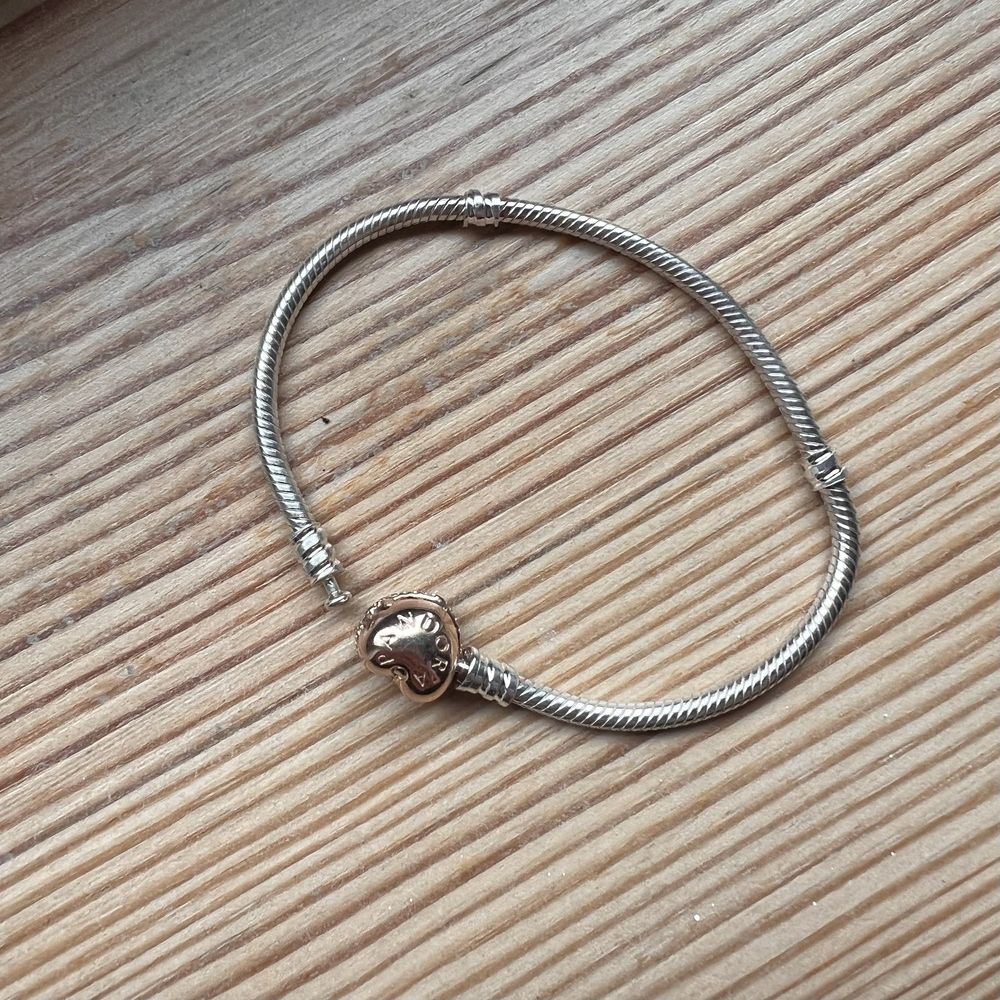 Pandora srebrna bransoletka z zapięciemw kształcie serca rose gold