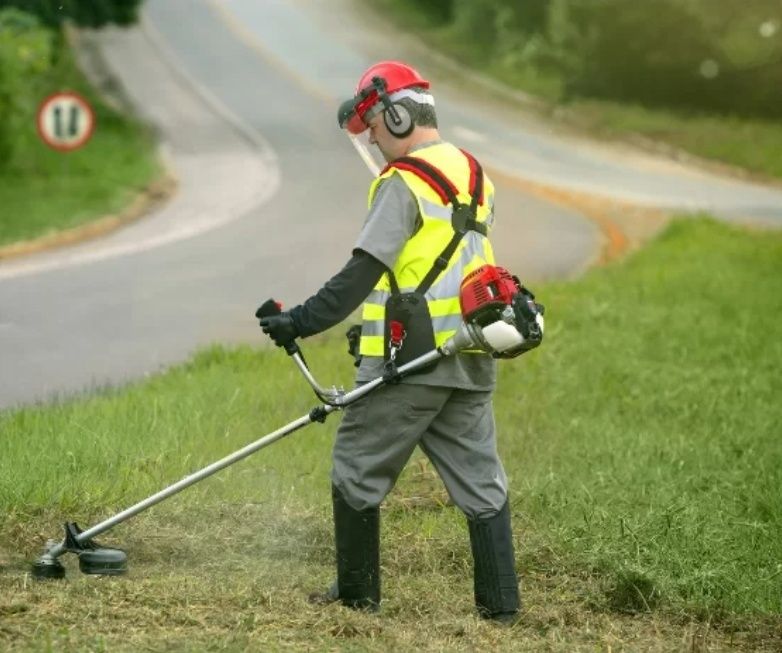 Serviço roçadora e motoserra