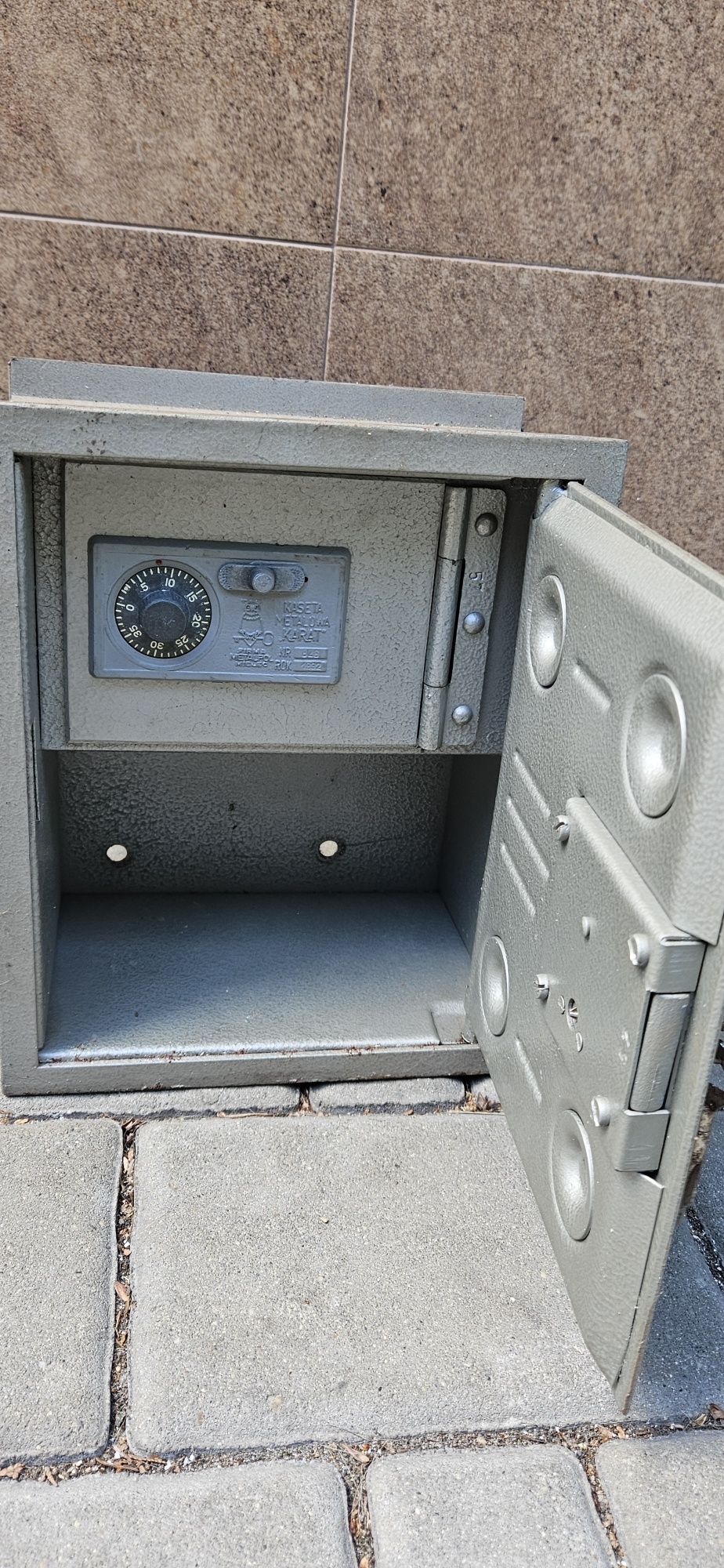 Stara kaseta metalowa karat sejf 1992r z kluczem