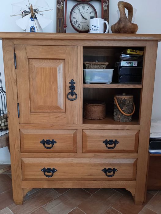 Mesa com 6 cadeiras, aparador e móvel de apoio