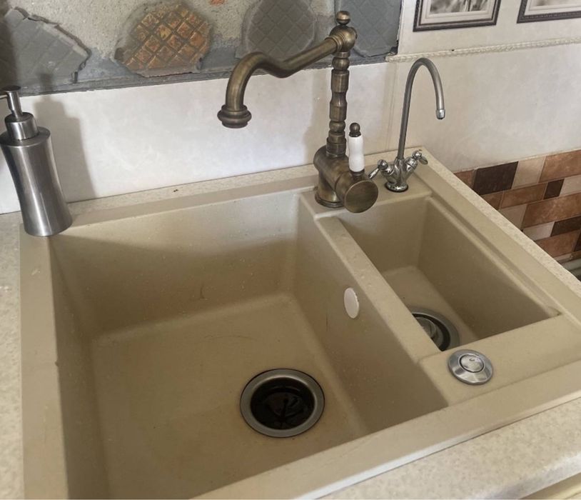 Продам 2-х секционную каменную мойку, производство Италия .