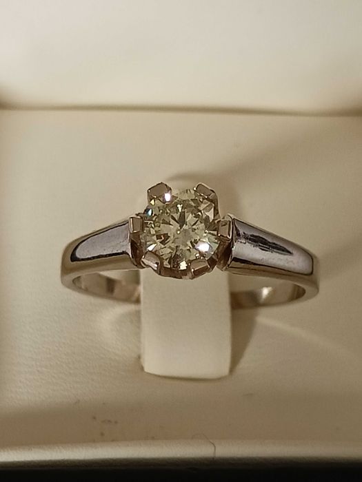 Złoty pierścionek 585 z brylantem  0,66ct (certyfikat )