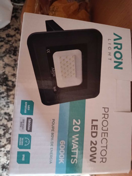 Vendo 4 focos novas s na caixa
