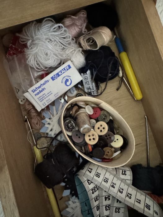 Drewnianka skrzynka z przyborami krawieckimi