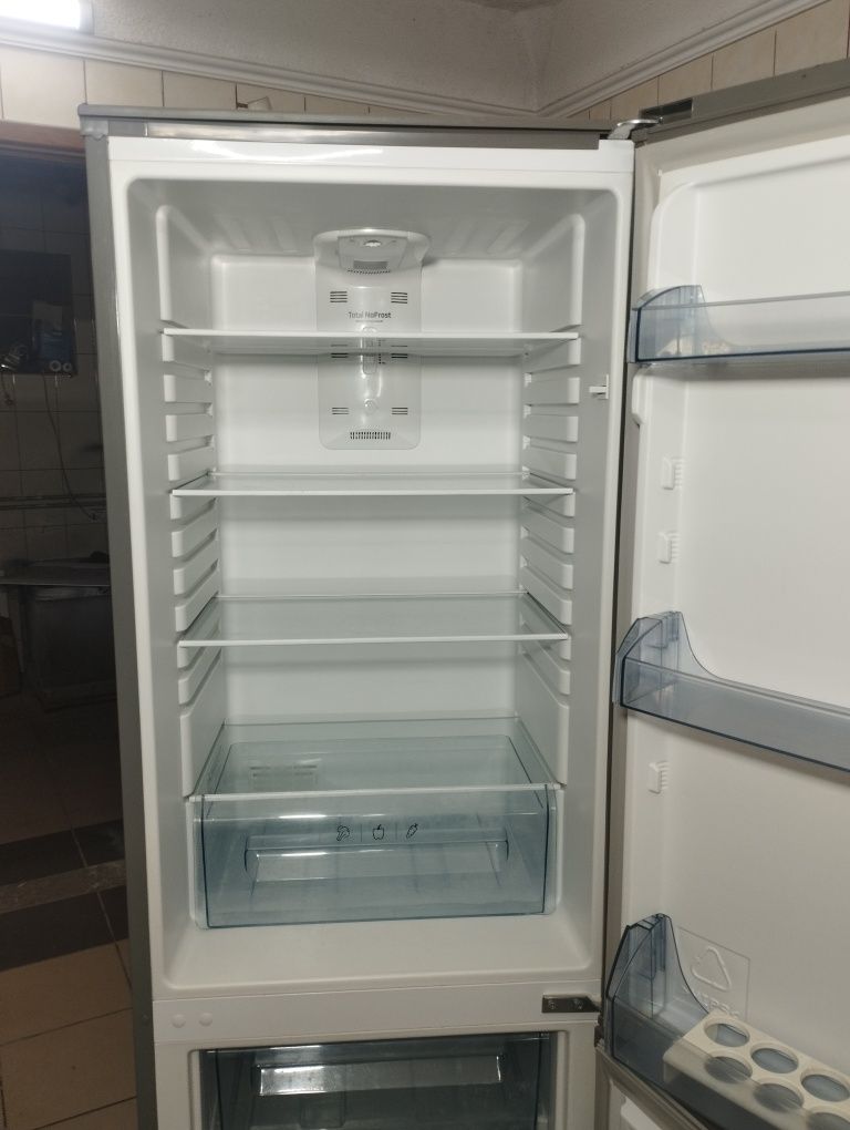Холодильник з морозилкою Amica No frost (суха заморозка)