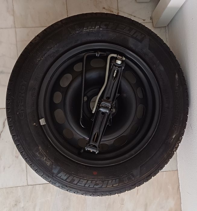 Jante com pneu Michelin 195/65 - 15 novo com acessórios