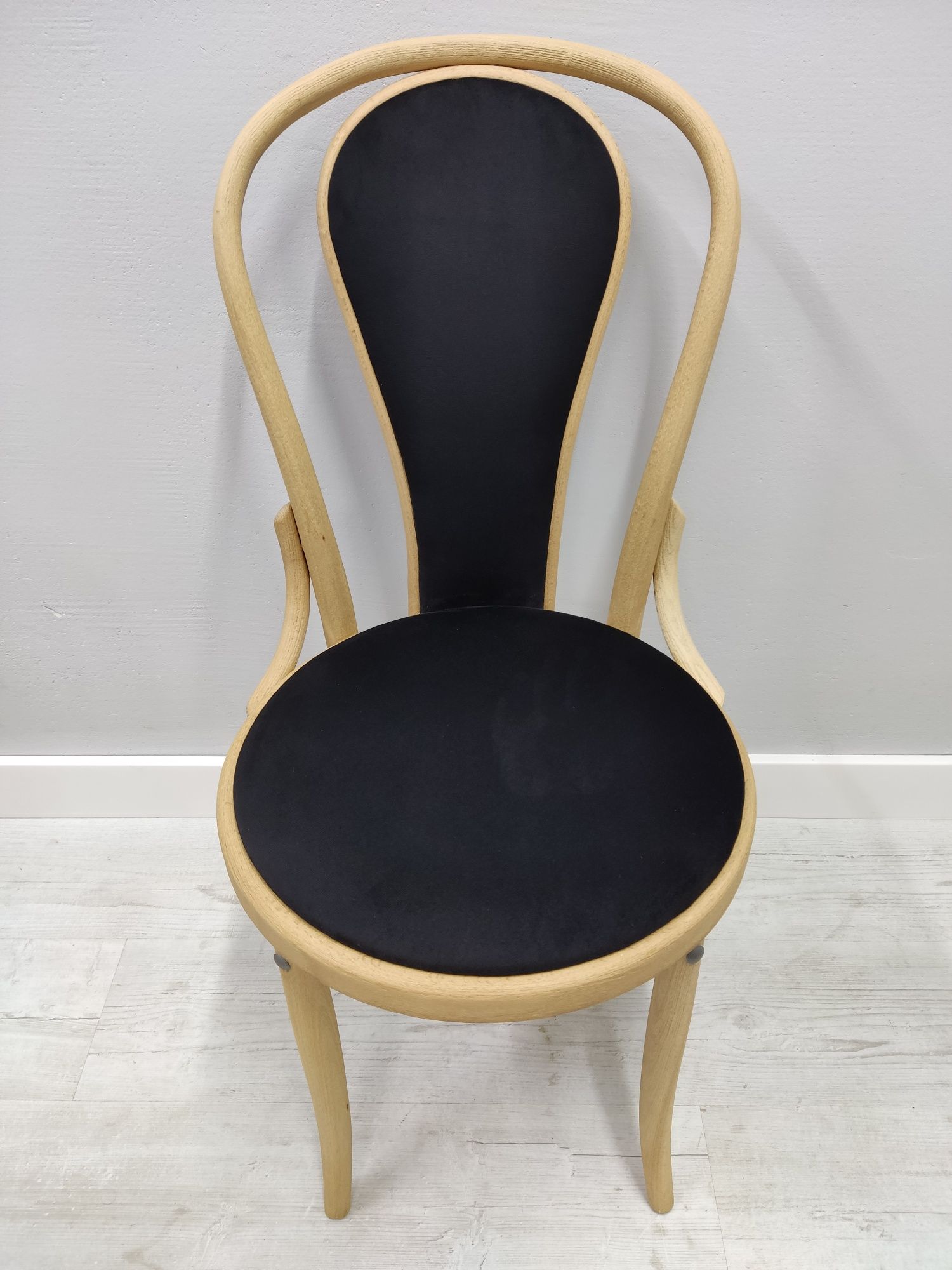 Drewniane krzesło Fameg A 18 Tapicerowane