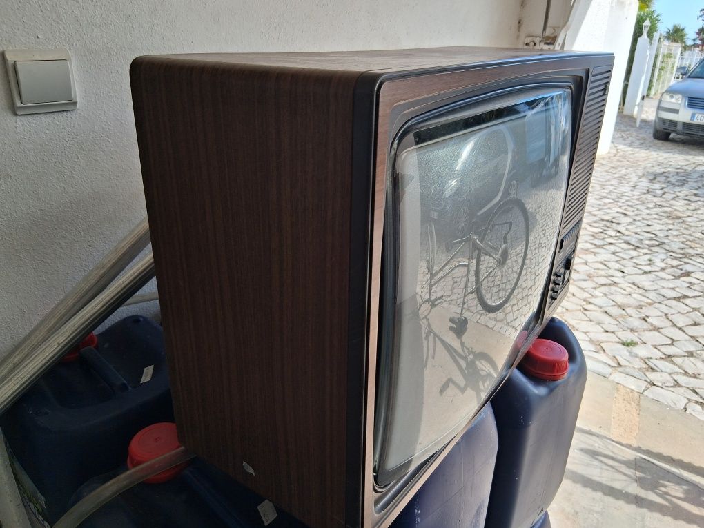 TV antiga, anos 90, a cores